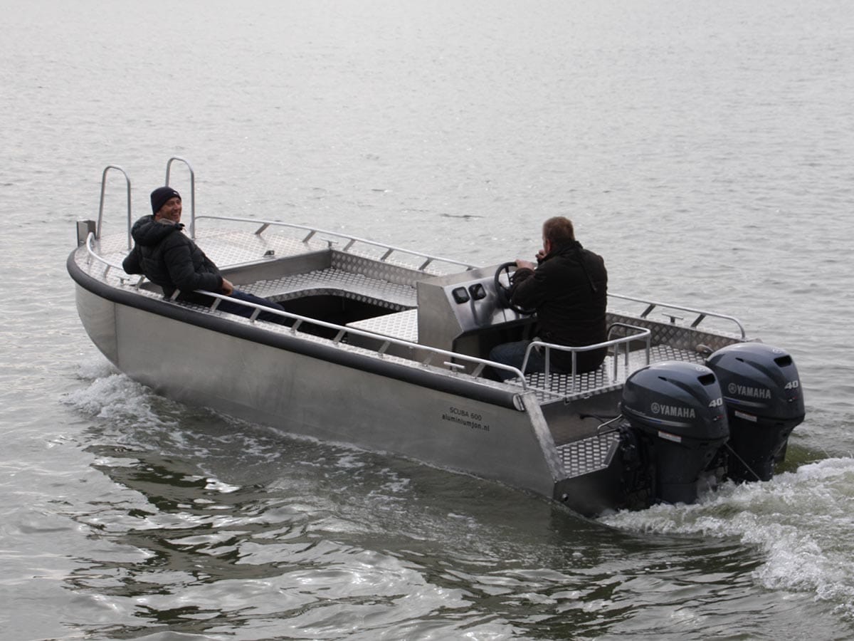 AluminiumJon.nl - Scuba 600 - Stuurconsole in het midden en 2x 40 pk Yamaha buitenboordmotoren